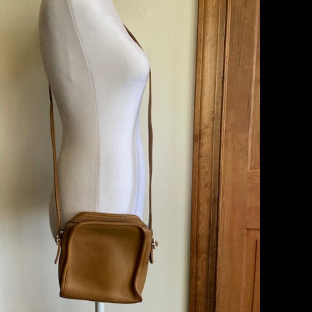 COACH Vintage British Tan Classic Kit Camera Crossbody Purse